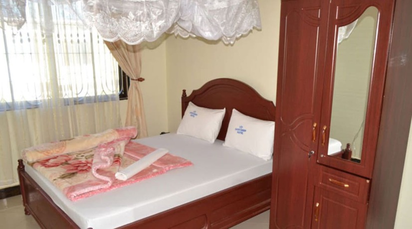 Imagen de la habitación del Hotel Lesa Garden. Foto 8