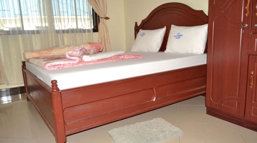 Imagen de la habitación del Hotel Lesa Garden. Foto 10