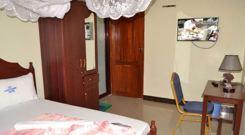 Imagen de la habitación del Hotel Lesa Garden. Foto 12