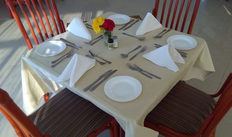 Imagen del bar/restaurante del Hotel Lesa Garden. Foto 4