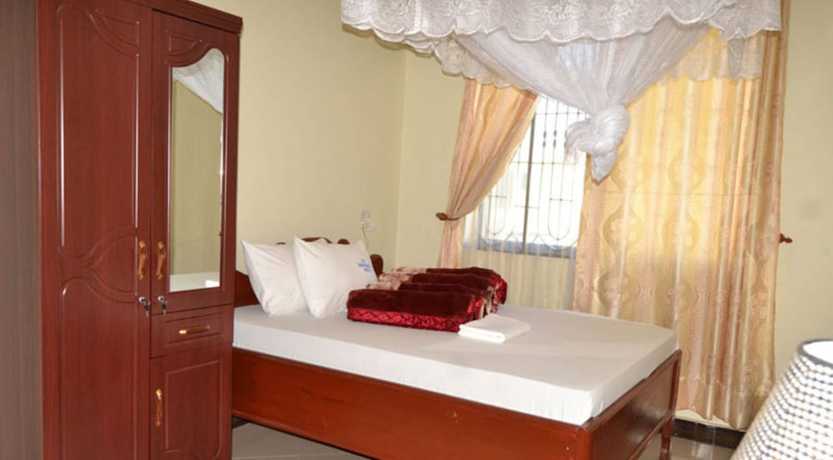 Imagen de la habitación del Hotel Lesa Garden. Foto 13