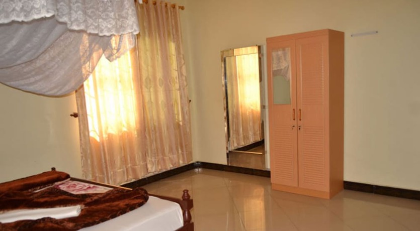 Imagen de la habitación del Hotel Lesa Garden. Foto 14