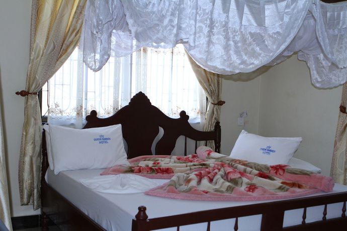 Imagen de la habitación del Hotel Lesa Garden. Foto 15