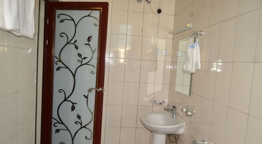 Imagen de la habitación del Hotel Lesa Garden. Foto 16