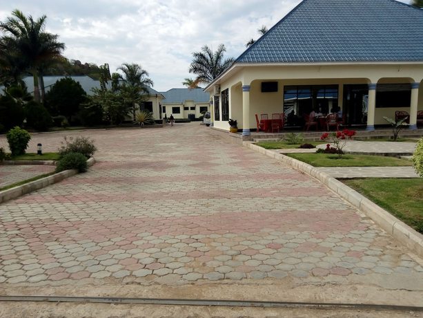 Imagen de los exteriores del Hotel Lesa Garden. Foto 17