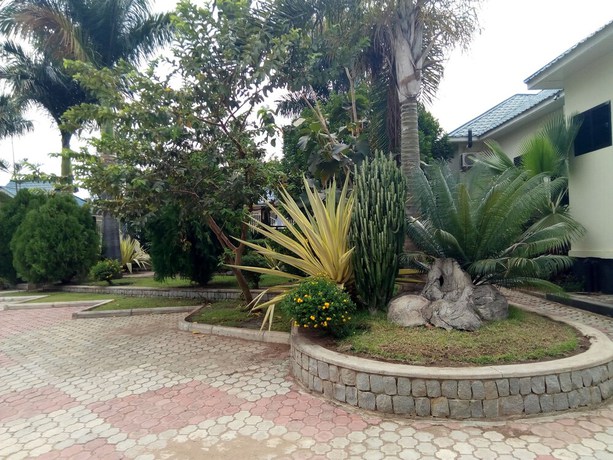 Imagen de los exteriores del Hotel Lesa Garden. Foto 18