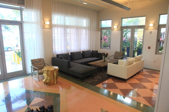 Imagen de los interiores del Hotel Leslie Ocean Drive. Foto 11