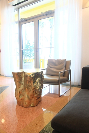 Imagen de los interiores del Hotel Leslie Ocean Drive. Foto 15