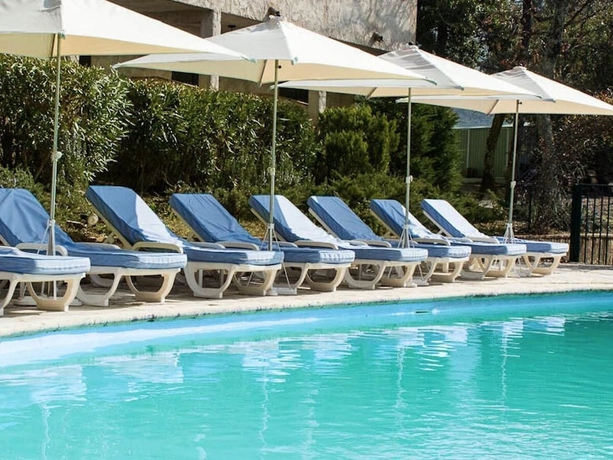 Imagen de la piscina del Hotel L'estirado Des Adrets. Foto 17