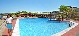 Imagen de la piscina del Hotel Lesvos Inn. Foto 6