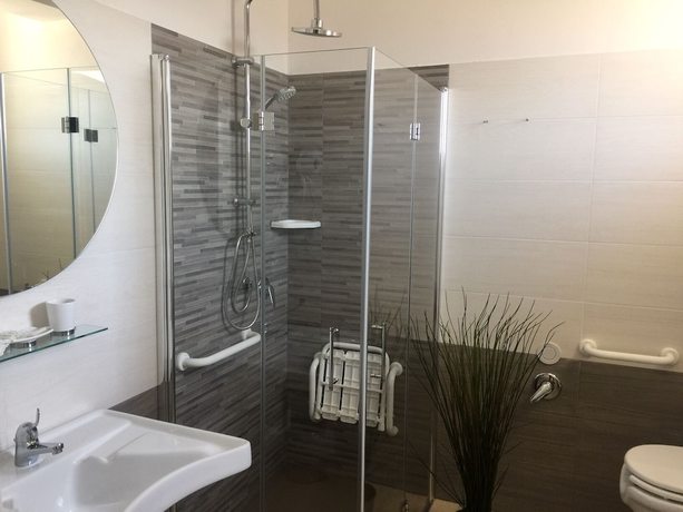 Imagen de la habitación del Hotel Letizia, Follonica. Foto 9