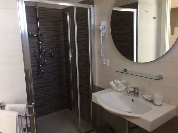 Imagen de la habitación del Hotel Letizia, Follonica. Foto 13