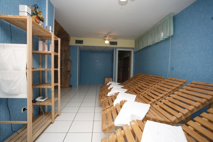 Imagen de la piscina del Hotel Leucosya. Foto 13