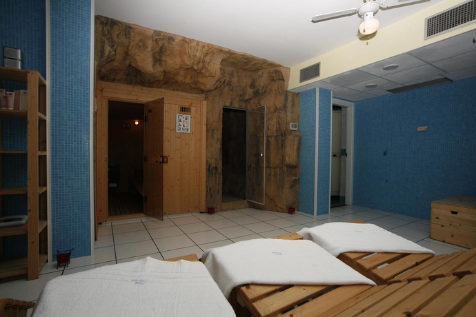 Imagen de la piscina del Hotel Leucosya. Foto 14