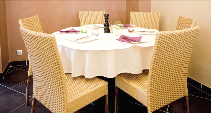 Imagen del bar/restaurante del Hotel L'europe, Marvejols. Foto 4