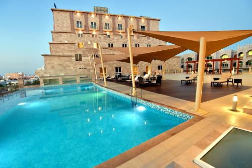 Imagen de la piscina del Hotel Levatio Suites Muscat, a member of Radisson Individuals. Foto 20