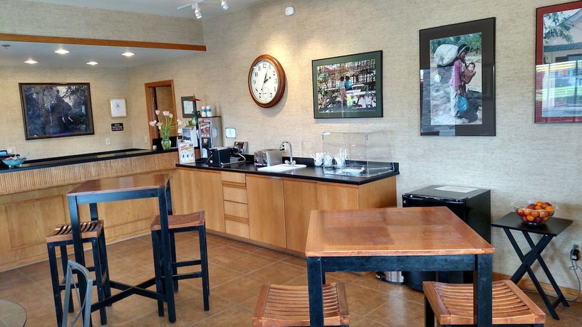 Imagen de los interiores del Hotel Lewis River Inn. Foto 16