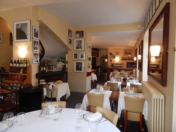 Imagen del bar/restaurante del Hotel L'hôtel De Beaune. Foto 2