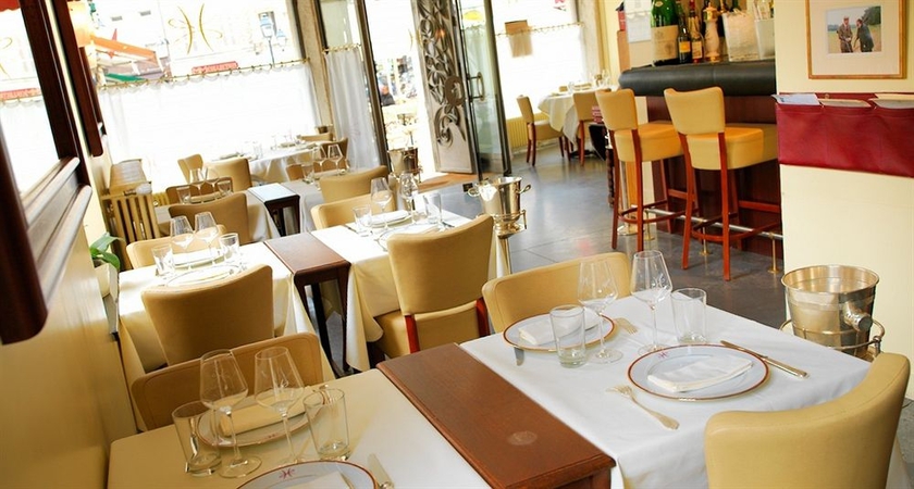 Imagen del bar/restaurante del Hotel L'hôtel De Beaune. Foto 3