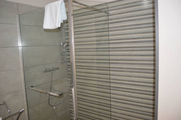 Imagen de la habitación del Hotel L'h&ocirc;tel Du Lac, Casteljaloux. Foto 15