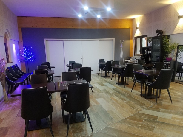 Imagen del bar/restaurante del Hotel L'h&ocirc;tel Du Lac, Casteljaloux. Foto 9