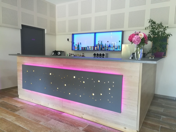 Imagen del bar/restaurante del Hotel L'h&ocirc;tel Du Lac, Casteljaloux. Foto 11