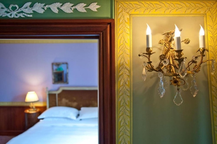 Imagen de la habitación del Hotel L'hotel, París. Foto 12