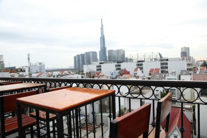 Imagen del bar/restaurante del Hotel LiLiHomes Thao Dien. Foto 20