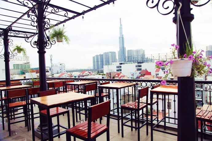 Imagen del bar/restaurante del Hotel LiLiHomes Thao Dien. Foto 21