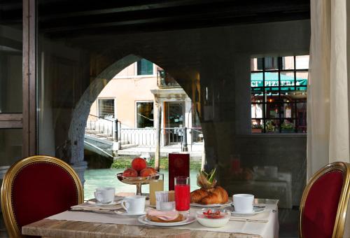 Imagen del bar/restaurante del Hotel Liassidi Palace. Foto 2