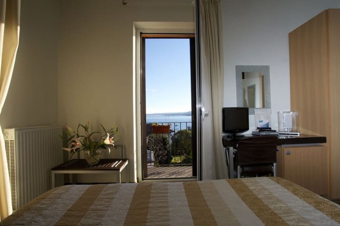 Imagen de la habitación del Hotel Lido di Angera. Foto 17