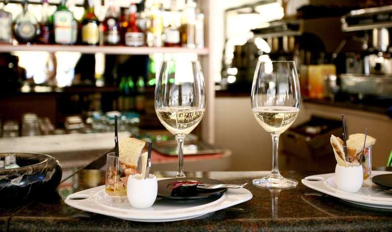 Imagen del bar/restaurante del Hotel Lido di Angera. Foto 9