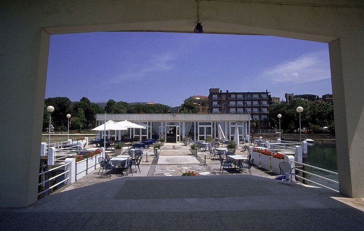Imagen de los exteriores del Hotel Lidò, Lago Trasímeno. Foto 2