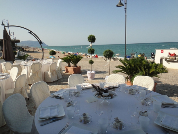 Imagen del bar/restaurante del Hotel Life, Porto Recanati. Foto 2