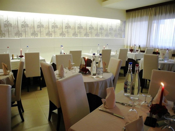 Imagen del bar/restaurante del Hotel Life, Viserbella. Foto 3