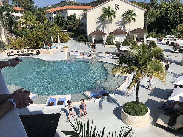Imagen de la piscina del Hotel Lifestyle Kosher Presidential Suites. Foto 14