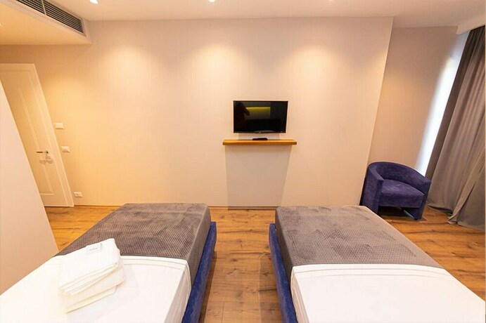 Imagen de la habitación del Hotel Light, Tirana. Foto 22