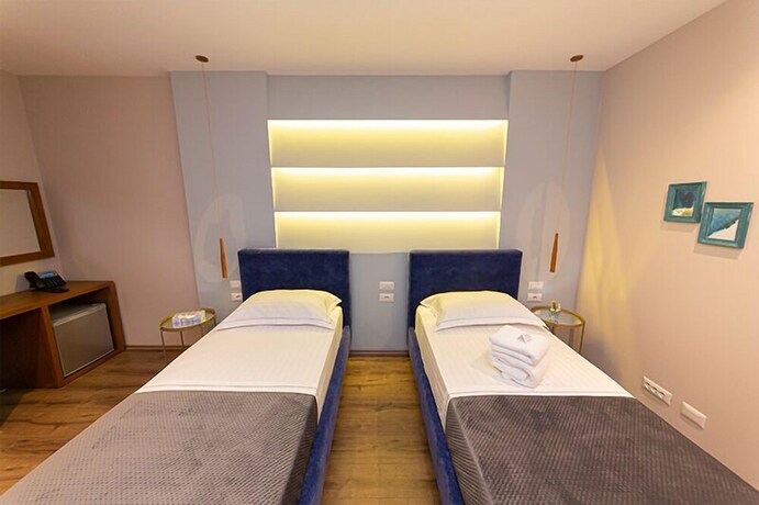 Imagen de la habitación del Hotel Light, Tirana. Foto 23