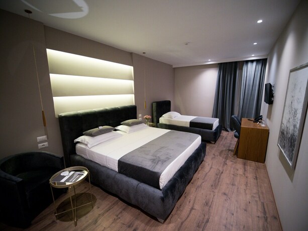 Imagen de la habitación del Hotel Light, Tirana. Foto 25