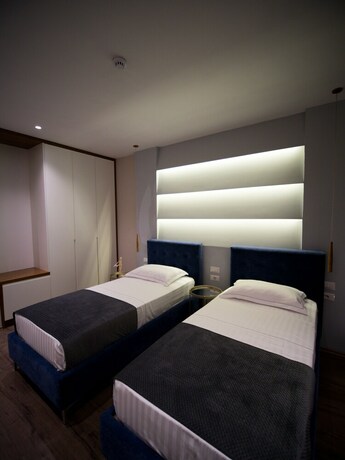 Imagen de la habitación del Hotel Light, Tirana. Foto 26