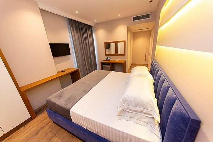 Imagen de la habitación del Hotel Light, Tirana. Foto 29