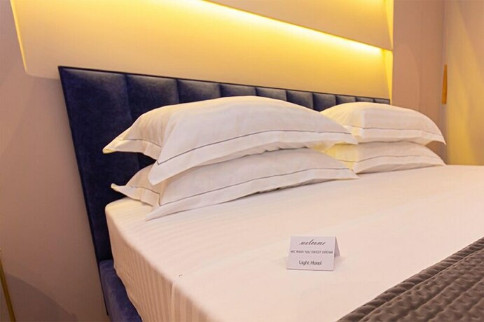 Imagen de la habitación del Hotel Light, Tirana. Foto 30