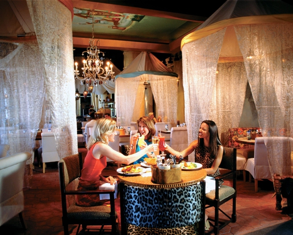 Imagen del bar/restaurante del Hotel Lighthouse Pointe at Grand Lucayan. Foto 5