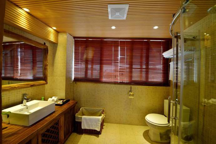 Imagen de la habitación del Hotel Lijiang Seven Island Resort. Foto 4