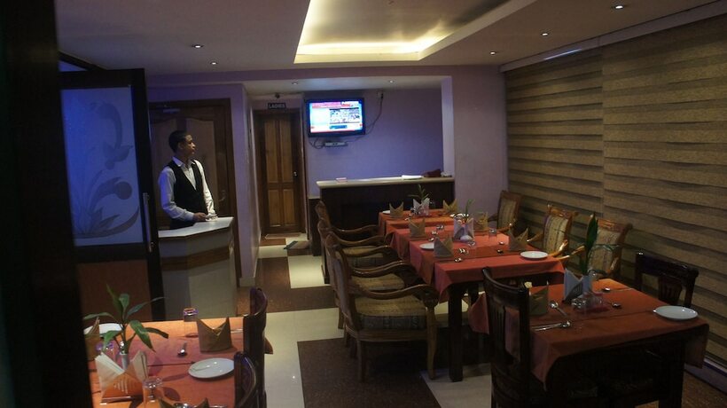 Imagen del bar/restaurante del Hotel Lilawati Grand. Foto 13