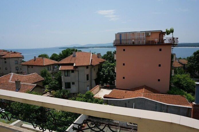 Imagen de los exteriores del Hotel Lilia 2. Foto 17