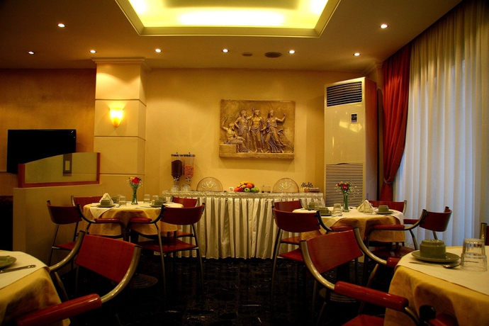 Imagen del bar/restaurante del Hotel Lilia, Pireo. Foto 3