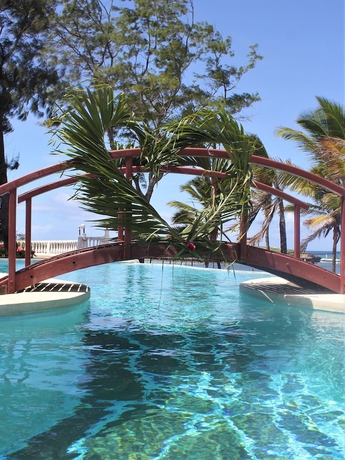 Imagen de la piscina del Hotel Lily Palm Resort. Foto 16