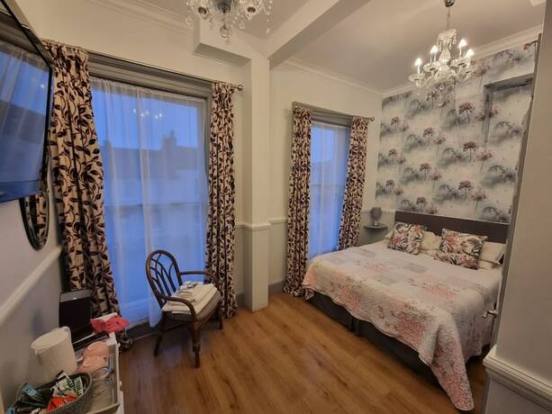 Imagen de la habitación del Hotel LilyRose. Foto 15