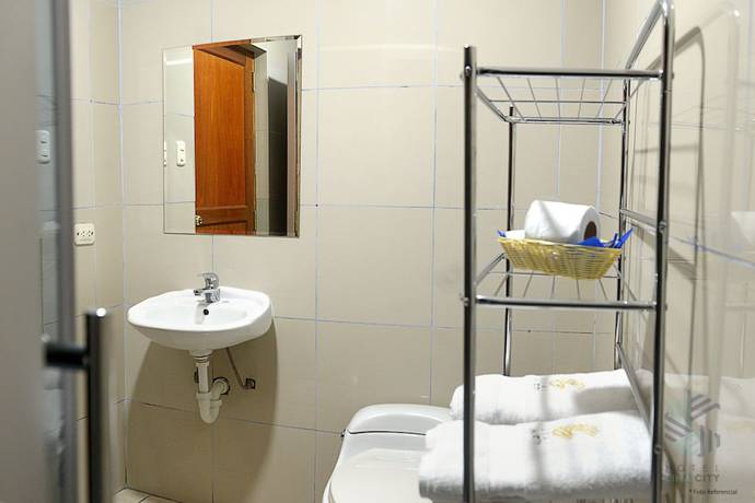 Imagen de la habitación del Hotel Lima City. Foto 12